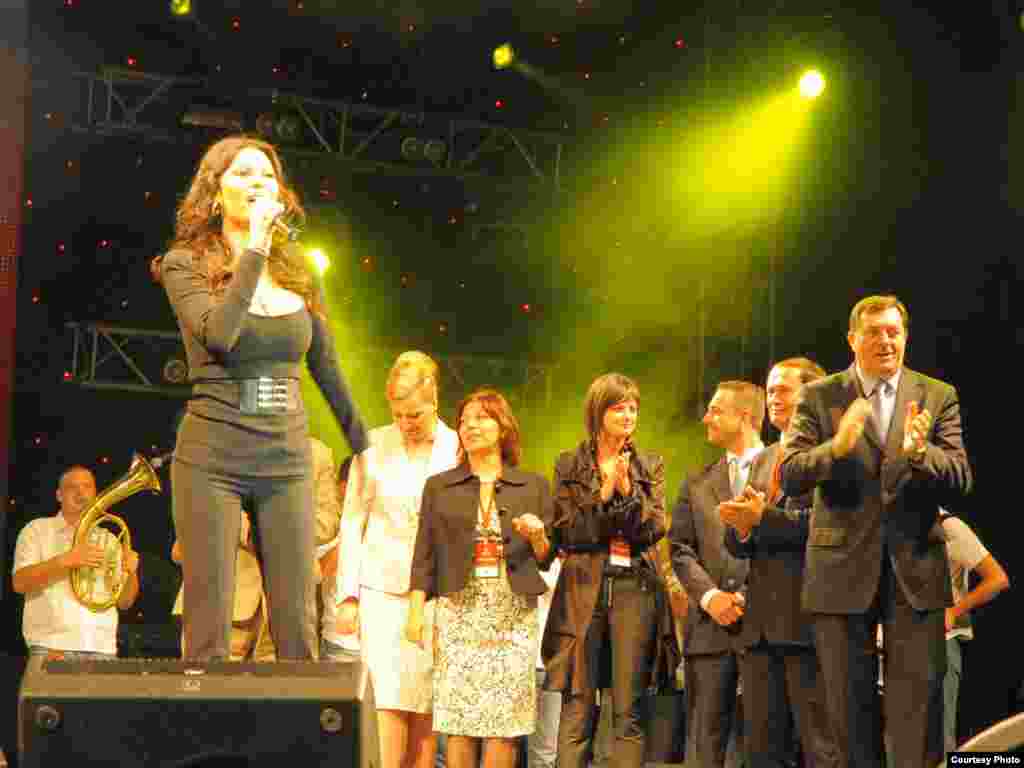 Svetlana Ceca Ražnjatović na predizbornoj kampanji SNSD sa Miloradom Dodikom, Bijeljina, 29.09.2010.
