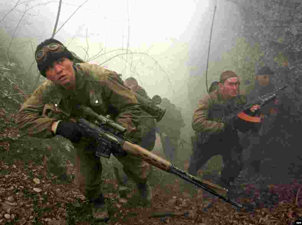 Ruski marinci u patroli, veljača 2000. Nakon zauzimanja Groznog, militanti su u novoj fazi rata djelovali s planina i šuma.