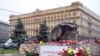 Соловецький камінь, привезений на Луб'янку «Меморіалом», став національним пам'ятником жертвам терору. Фото 29 жовтня 2009 року.