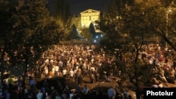 Прихильники Нікола Пашиняна протестують біля будівлі вірменського парламенту. Єреван, 2 жовтня 2018 року