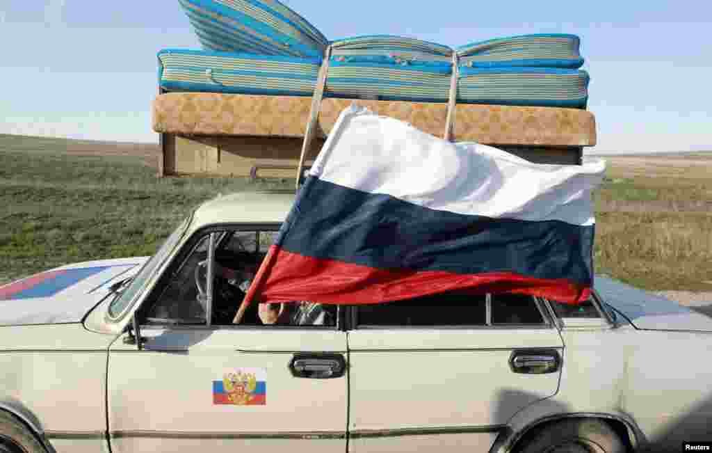 Авто з російським прапором на дорозі біля Феодосії, 24 березня 2014