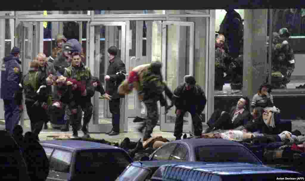 U listopadu 2002. islamistički militanti provalili su u moskovsko kazalište i uzeli za taoce gotovo tisuću ljudi iz publike, glumce i druge osobe, zahtijevajući povlačenje saveznih trupa iz Čečenije. Vlasti su priopćile da su svi napadači ubijeni kad su snage sigurnosti tri dana kasnije provalile u kazalište, ali je 130 talaca umrlo od posljedica plina koji je bačen na zgradu.