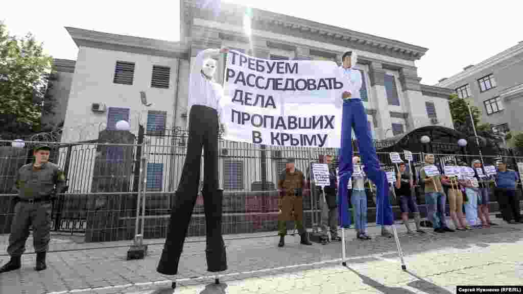 В акції взяли участь «високі люди», які погодилися допомогти з доставкою» гасел безпосередньо до вікон працівників дипломатичної місії Росії