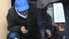 Илустрација: Чистач на чевли со капче со знамето на ЕУ во Скопје