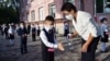 Өкмөт окуучуларды мектептен окутууну чечти