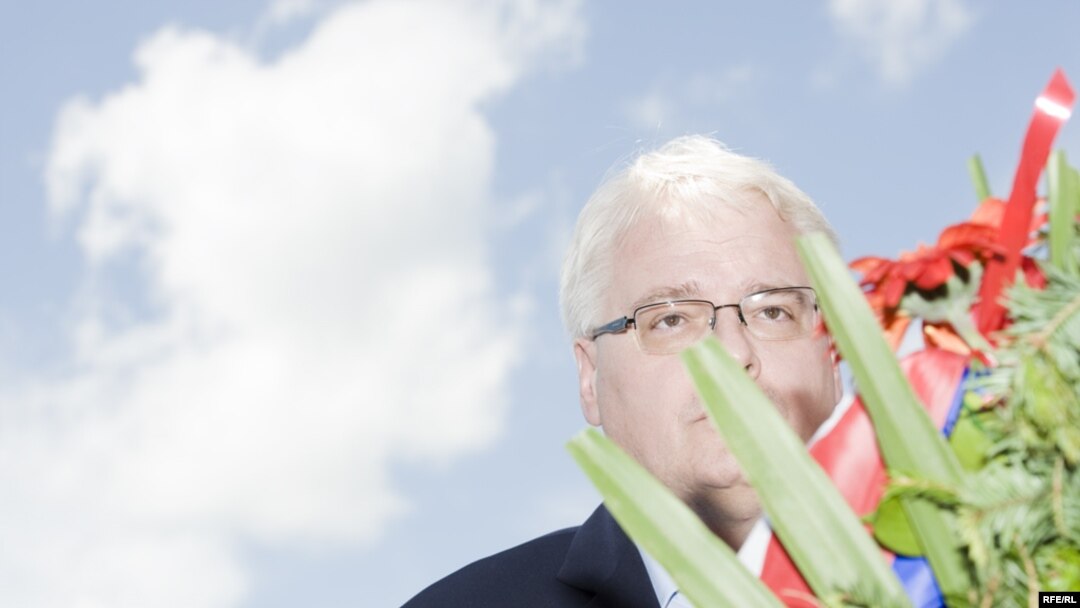 Predsjednik Hrvatske Ivo Josipović odaje poštu žrtvama u Sijekovcu, 30. svibanj 2010. Foto: Boris Miljević