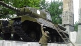 Старый танк, превращённый в памятник