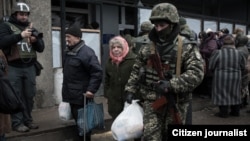 Военные раздают гуманитарную помощь в Дебальцево, начало февраля 2015-го. К концу месяца город был захвачен. Пропаганда России в ОРДЛО подает это как свою крупную победу (там в отношении тех событий используется термин Чернухинско-Дебальцевская операция)