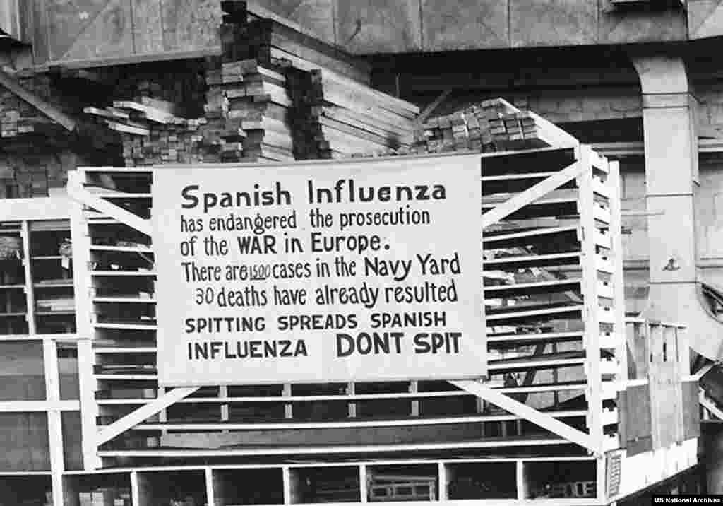 Znak &quot;protiv pljuvanja&quot; 1918. godine u dvorištu Američke mornarice. Kako se virus počeo širiti, nazvan je &quot;španjolskom gripom&quot; iz jedinog razloga što je većina europskih zemalja počela nadgledati svoje medije kako bi kontrolirala protok informacija tijekom rata. Budući da je Španjolska u tom trenutku bila neutralna, a mediji slobodni, odatle su se pojavila prva izvješća o novoj smrtonosnoj bolesti.