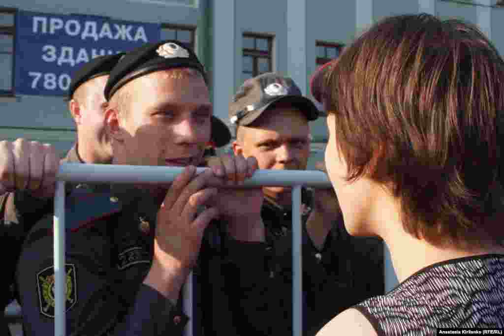 "Девушка, мы вам, наверное, просто нравимся"