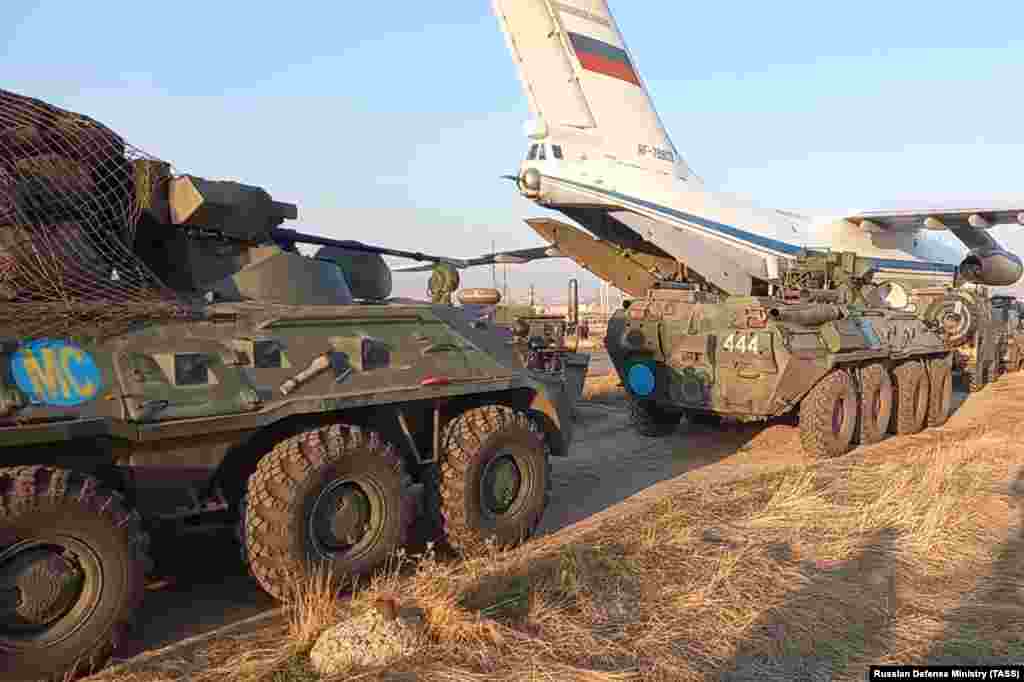 Vojna vozila pored aviona nakon dolaska ruskih mirovnjaka na aerodrom izvan Erevana,&nbsp;11. novembar.&nbsp; Iako je najava sporazuma o prekidu vatre pokrenula proslave u Azerbejdžanu, izazvala je proteste u Armeniji, a demonstranti su napali vladine zgrade i parlament.