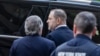 Harvey Weinstein (u sredini)