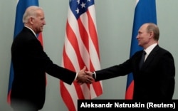 Russiýanyň premýer-ministri Wladimir Putin Moskwadaky duşuşyk mahalynda ABŞ-yň wise-prezidenti Jo Baýdeniň elini gysýar. 2011-nji ýylyň 10-njy marty.