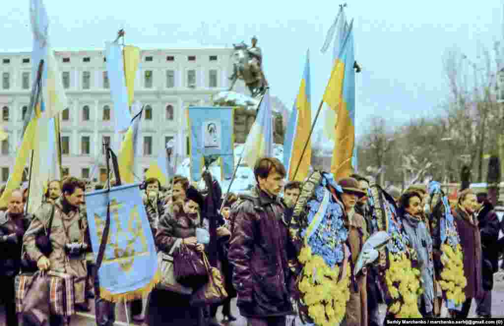 Із Софійської площі вирушили до пам’ятника Тарасові Шевченку. А звідти вже домовини несли на руках до Байкового кладовища. Уздовж Володимирської вулиці стояли люди зі свічками