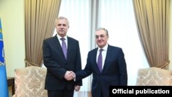 Генеральный секретарь ОДКБ Станислав Зась (слева) и министр иностранных дел Армении Зограб Мнацаканян (архив)