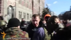 Протестувальники «взяли в полон» кількох міліціонерів і повели на Майдан