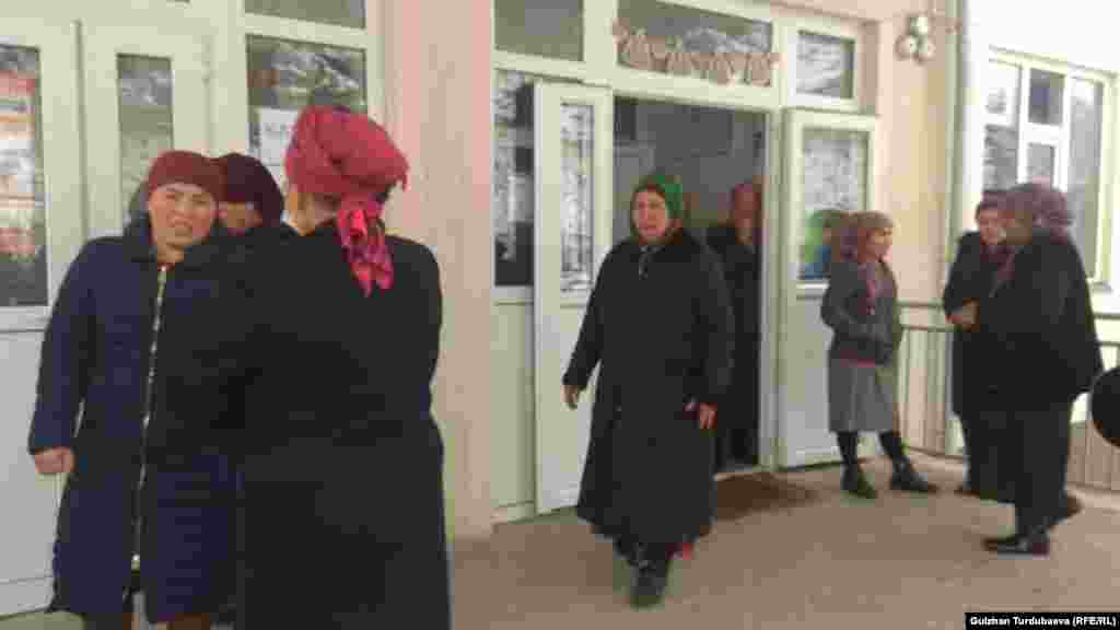 В целях безопасности жители участка Дахма в селе Кок-Таш Баткенского района были эвакуированы и временно размещены в здании местной школы. 