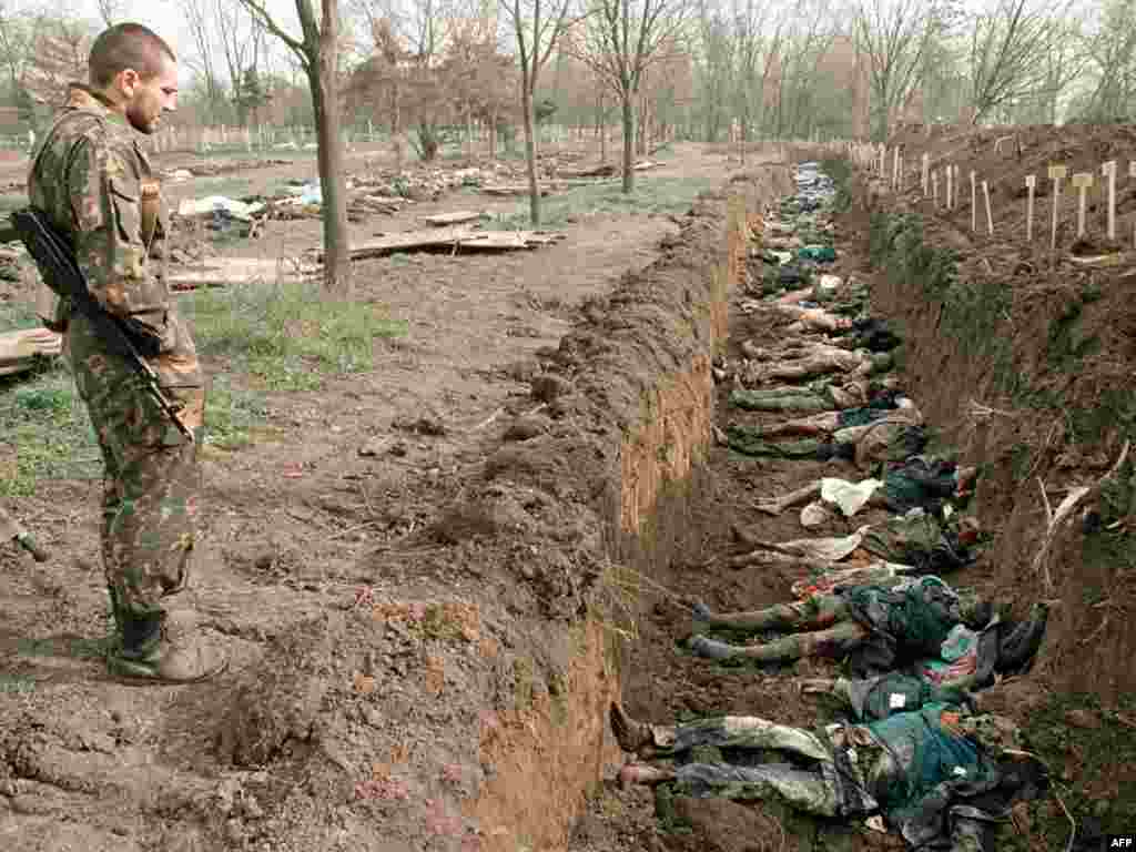 Эксгумация погибших во время зимней компании 1995 года гражданских лиц. Русское кладбище в Грозном, 31 марта 1995