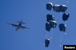 Самолет спуска над Газа парашути с хуманитарна помощ, 27 юли 2025 г.