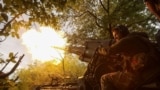 Військовослужбовець 43-ї окремої артилерійської бригади ЗСУ веде вогонь із самохідної гармати 2С7 «Піон» по російських позиціях у Донецькій області, Україна, 30 травня 2025 року
