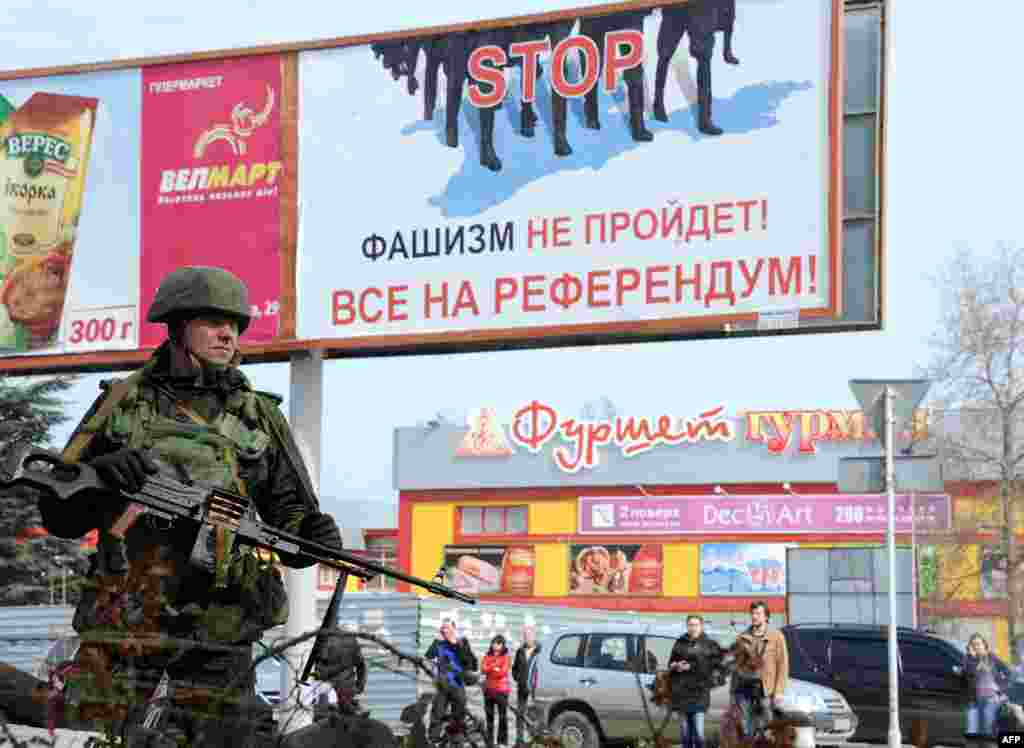 Російський військовий перед штабом Військово-морських сил України, який у середу штурмували бойовики «самооборони Криму», Сімферополь, 19 березня 2014 року