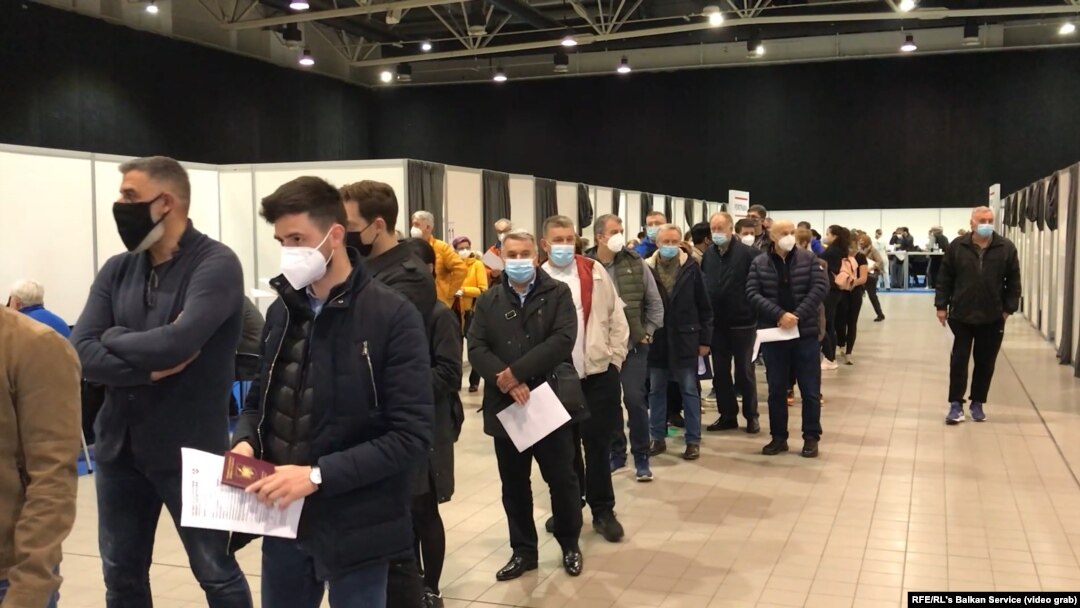 Red za vakcinaciju poslovnih ljudi iz susednih zemalja na punktu za masovnu imunizaciju u beogradskom BelEkspo centru, 27. mart