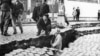 Fotografija snimljena u travnju 1960. u Valdiviji, na kojoj ljudi gledaju ogromnu pukotinu na ulici nastalu zbog potresa magnitude 9,5 koji je pogodio to područje 22. svibnja 1960.
