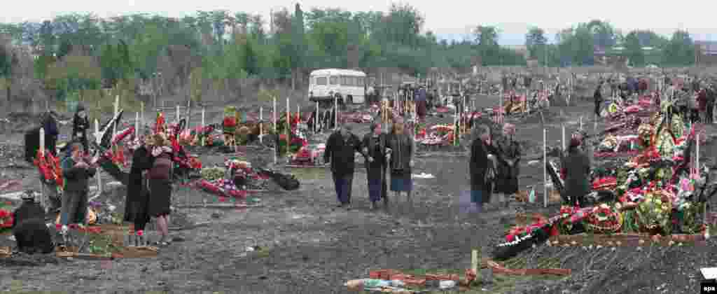 Родичі загиблих на кладовищі в Беслані, 7 вересня 2004 року