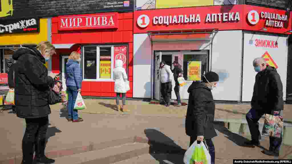 До більшості аптек стояли черги, але люди тримали дистанцію в один метр під час цього. Медичні маски та антисептичні засоби, як і у більшості аптек, наразі відсутні