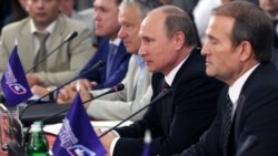 Довоєнна фотографія. Керівник проросійської організації «Український вибір» Віктор Медведчук (праворуч), а поруч президент Росії Володимир Путін на конференції «Православно-слов'янські цінності – основа цивілізаційного вибору України», що відбулася трохи більше ніж за півроку до початку збройної агресії Росії проти України. Київ, 27 липня 2013 року
