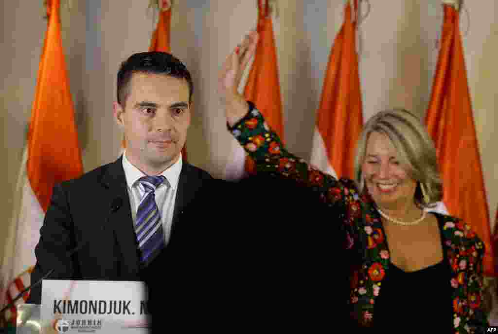 Gabor Vona (lijevo), šef mađarskog krajnje desnog bloka Jobbik stranke koja je ovojila oko 15 posto glasova.