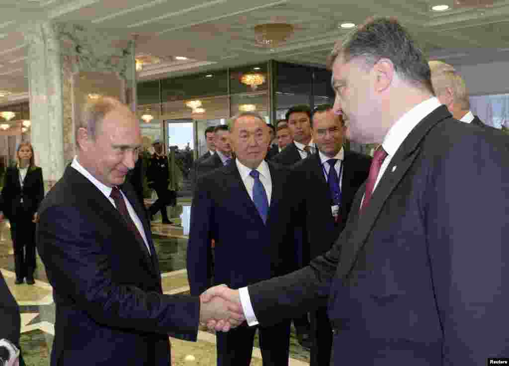 Президенти України і Росії, Петро Порошенко і Володимир Путін (ліворуч), Мінськ, 26 серпня 2014 року