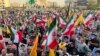 Demonstranti u Teheranu nose iranske zastave i postere vrhovnog vođe ajatolaha Alija Hamneija, uzvikujući slogane protiv SAD i Izraela, 24. jun 2025.