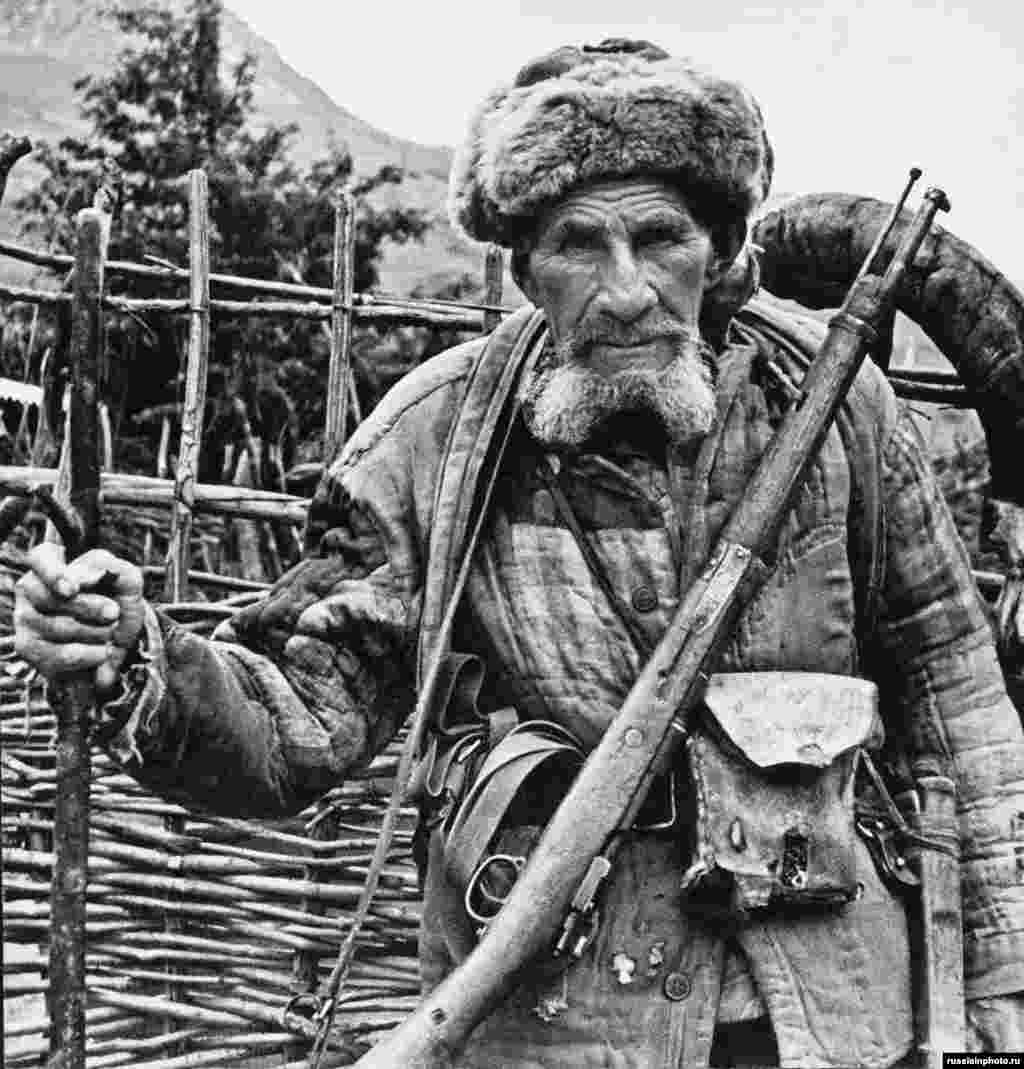Осетин аңшысы, 1970-жылдары. Осетиндер – шығу тегі ирандық этникалық топ. Осетин тілі парсы тіліне ұқсайды. 1989 жылы Оңтүстік Осетияның халқы 98 500 шамасында болған. Оның үштен екісі – осетин, үштен бірі – грузин. Сырттан келген бақылаушылардың бірі грузиндердің де, осетиндердің де ашық-жарқын халық екенін, бейтаныс адамға да қонақжайлық танытанын атап өткен. 