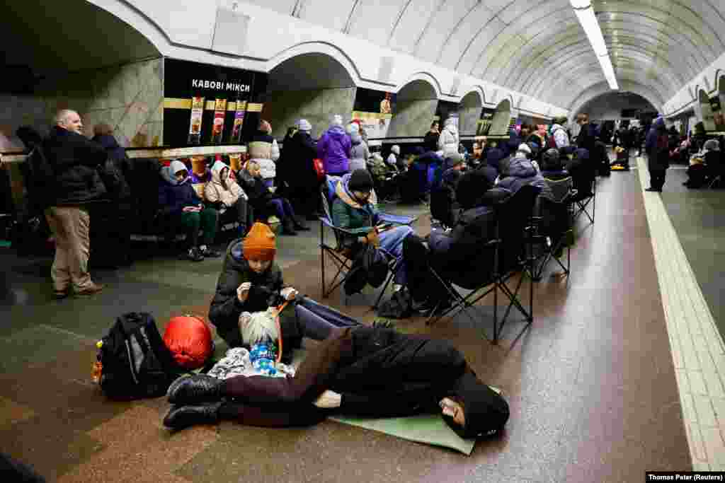 Decembrie 2024 – oameni care se adăpostesc de atacuri în stația Lukianivska.Stația de metrou este una dintre multele din Kiev care se umplu frecvent cu locuitori din clădirile din apropiere care se adăpostesc aici în timpul alertelor aeriene.