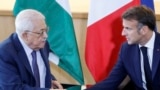 Президент Франции Макрон и глава Палестинской автономии Махмуд Аббас
