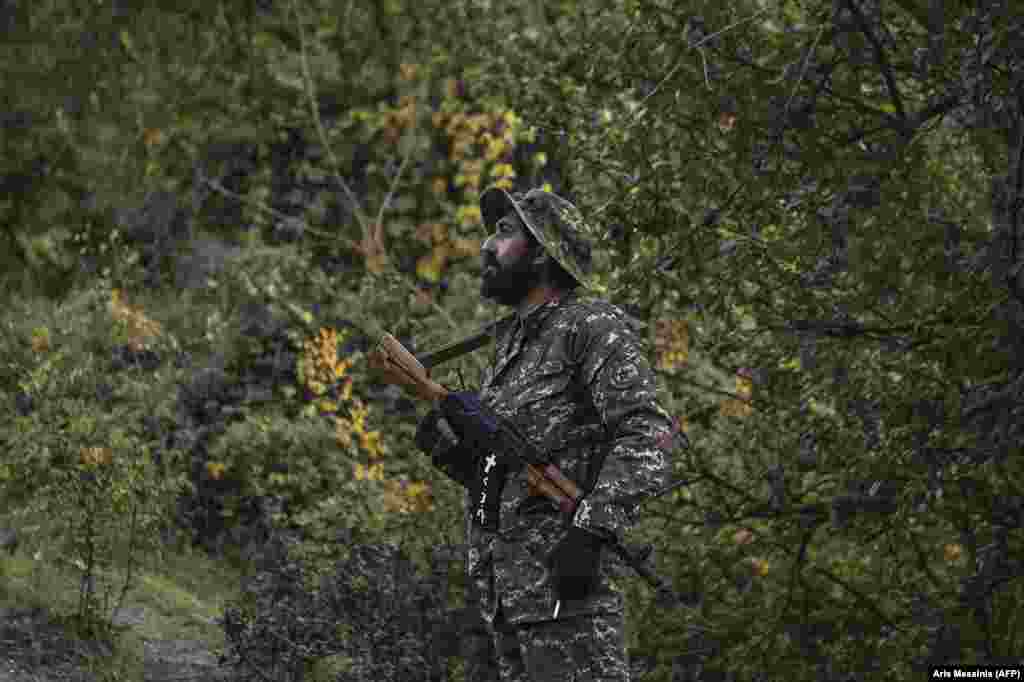 Borac dobrovoljac s krstom i slovima Armenske Revolucionarne Federacije (ARF) na oružju. ARF je nacionalistička politička stranka koja je osnovana u Otomanskom carstvu 1890-ih godina s ciljem "odbrane armenskih sela od masakra koji su bili rašireni u nekim dijelovima carstva naseljenim Armenima".