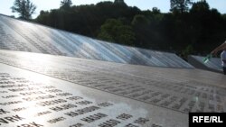 Ploča sa imenima žrtava srebreničkog genocida u Memorijalnom centru Potočari.