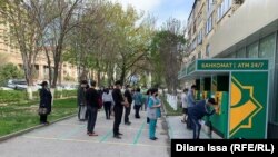 Шаҳри Шимкент, Қазоқистон. Навбатпоӣ дар назди банкомати Halyk bank