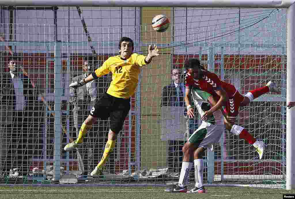 Pakistan's goalkeeper Saqib Hanif (L).