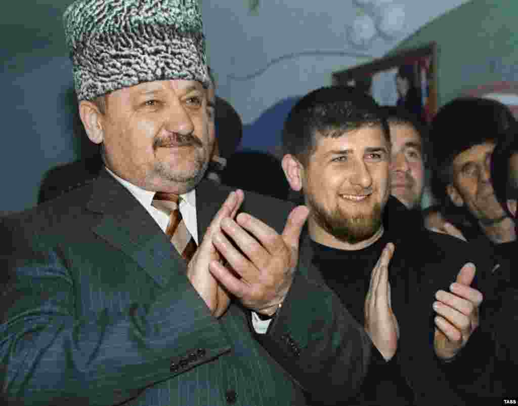 U ožujku 2000. Ahmad Kadirov (lijevo) imenovan je za vršioca dužnosti čečenske administracije. Pobornik separatizma, koji je kasnije dobio simpatije Kremlja, ubijen je 2004. Putin je njegovog sina Ramzana (desno) 2007. godine imenovao za predsjednika Čečenije. Ta zemlja je obnovljena značajnim financijama Moskve, ali skupine za ljudska prava navode kako je Kadirov provodio nasilje i zastrašivanja te da je odgovoran za slučajeve teških zlostavljanja, uključujući otmice, mučenja i ubojstva.