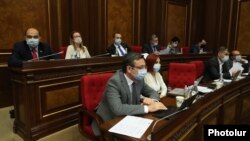 «Լուսավոր Հայաստան»  խմբակցությունը Ազգային ժողովի նիստի ժամանակ, մայիս, 2020թ․