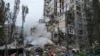 Рятувальники у Святошинському районі, де російська ракета повністю знищила підʼїзд дев’ятиповерхового житлового будинку, 31 липня 2025 року