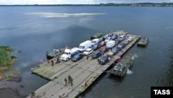втомобілі на понтонному поромі, який організували російські окупанти біля пошкодженого ударами ЗСУ Антонівського мосту