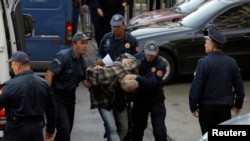 Policija priovodi osumnjičenog za učešće u pokušaju državnog udara 16. oktobra 2016.
