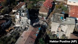 Оштетени згради од земјотресот кој ја погоди Албанија со јачина од 6.4 степени,