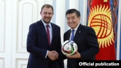 Тренер сборной КР по футболу Александр Крестинин и президент Сооронбай Жээнбеков. 24 января 2019 года.
