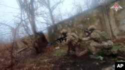 Орус армиясынын аскерлери Донбасстагы майданда. Иллюстрация