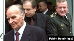 Sakib Mahmuljin (C), tadašnji zamjenik ministra odbrane Federacije BiH, u pratnji člana Predsjedništva BiH Alije Izetbegovića (L) i zapovjednika Oružanih snaga Federacije BIH Atifa Dudakovića (D) u oktobru 2000. godine.