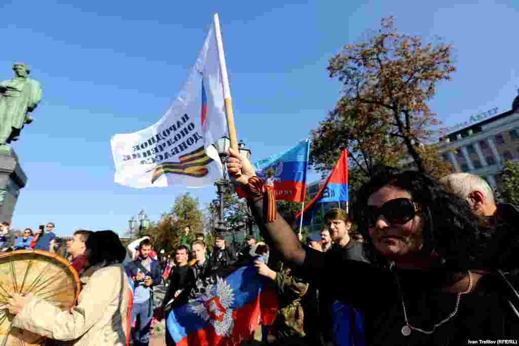Московские сторонники сепаратистов Донбасса рядом с "Маршем мира" также присутствовали